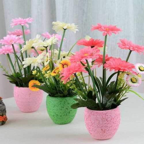 फ्लॉवरपॉटमधल्या नकली फुलांना टवटवीत बनवण्यासाठीही मीठ कामी येतं. एखादी प्लास्टिकची पिशवी घ्या. तीच्यात मीठ टाकून त्यात ही फुलं घाला आणि पिशवी काही वेळ चांगल्या पध्दतीने हलवा. मग फुलं कशी एकदम फ्रेश!!