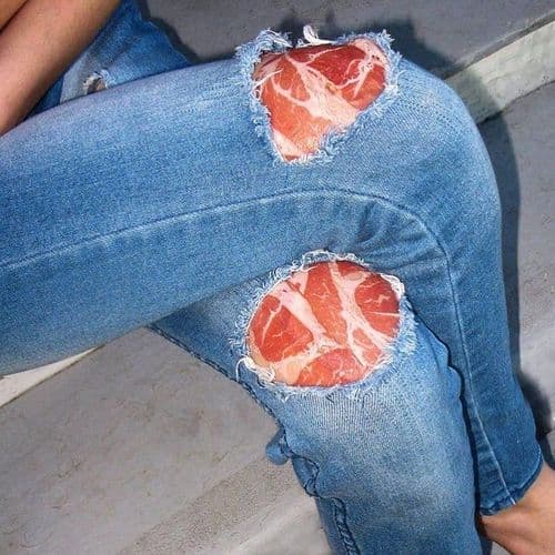 ही फक्त डिझाईन आहे की गुढगे खरोखर सोललेत ??