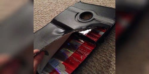 ७. चामड्याच्या कव्हरच्या आत काय होतं पाहा.