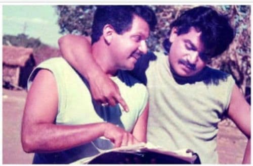 १३. लक्ष्मीकांत बेर्डे यांनी आपल्या चित्रपटात काम करावं म्हणून त्यांना साईन करताना महेश कोठारे यांनी खिशातला एक रुपया काढून दिलेला. पुढे या जोडीने मराठी चित्रपट सृष्टीत काय धुमधडाका केला हे तुम्हाला माहित आहेच.