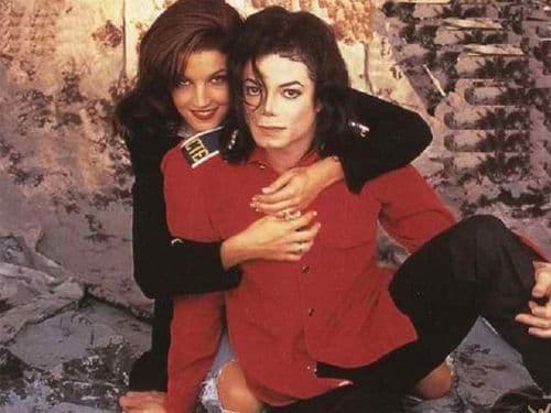 ५. त्याच्या बलात्काराला बळी पडलेल्या एका माणसाने सांगितल्याप्रमाणे तो अलार्म लावून सेक्स करत असे.