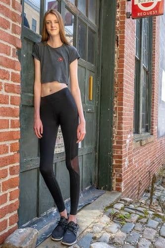 २. सर्वात लांब पाय असण्याचा विक्रम मॅकी कुरिन हिच्या नावावर आहे.