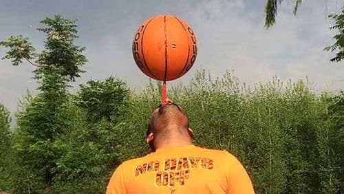 ३. संदीपसिंग कैलाने टूथब्रशवर सर्वात जास्त वेळ बास्केटबॉल फिरवण्याचा जागतिक विक्रम केला.