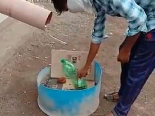 ५. कोरोना तर येत-जात राहील ओ, पण दारू महत्त्वाची आहे. एका दारूविक्रेत्याने ग्राहकांना दारू विकण्यासाठी काय जुगाड केला हे तुम्ही फोटोत पाहूच शकता.