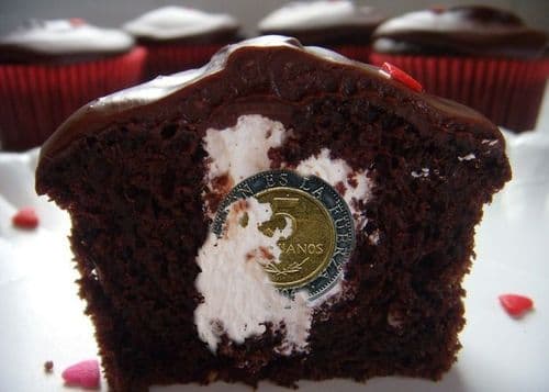 ३) केकमध्ये नाणी टाकून शिजवणे, बोलिव्हिया