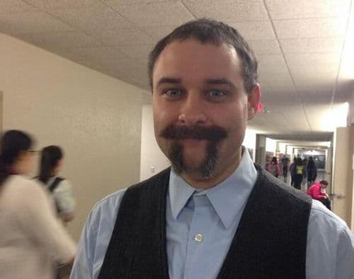 13) आपल्या दाढीवर गणितातील π 'पाय' कोरून आणणारे शिक्षक किती भन्नाट असतील नाही?