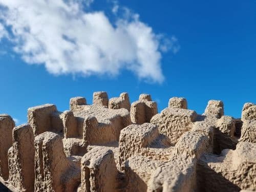 ३. जुन्या संस्कृतीचे अवशेष की कार्डबोर्ड बॉक्स?