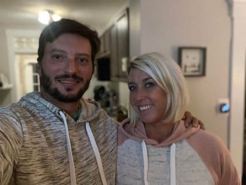 ८. या माणसाला लोक विचारतायत की, दोन फोटो एकत्र का केले आहेत? तुम्हाला हा प्रश्न पडला का?